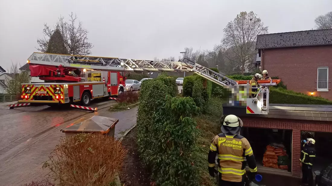 FW-EN: Mehrere Einsätze beschäftigten die Feuerwehr am Wochenbeginn - Feuerwehr und Rettungsdienst retteten Mann vom Garagendach - Mehrere Paralleleinsätze - Bild: presseportal.de