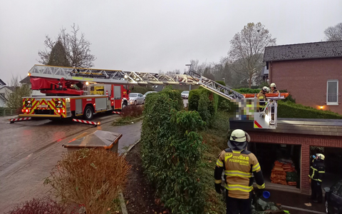 FW-EN: Mehrere Einsätze beschäftigten die Feuerwehr am Wochenbeginn - Feuerwehr und Rettungsdienst retteten Mann vom Garagendach - Mehrere Paralleleinsätze - Foto: presseportal.de