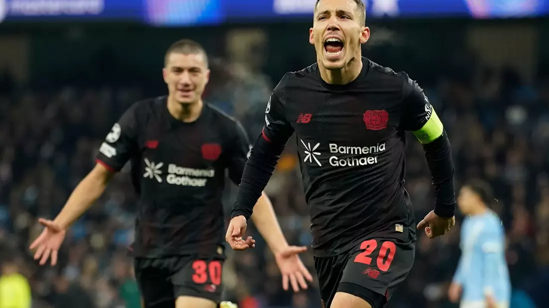 Leverkusens Alejandro Grimaldo schießt das 1:0.  - Bild: Dave Thompson/AP/dpa