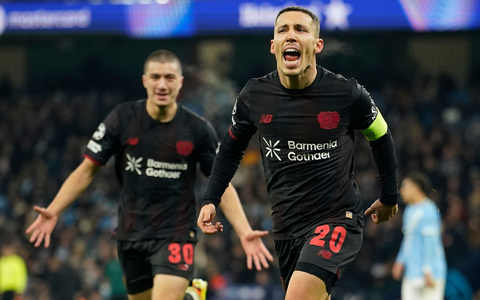 Leverkusens Alejandro Grimaldo jubelt nach seinem Führungstreffer.  - Foto: Dave Thompson/AP/dpa