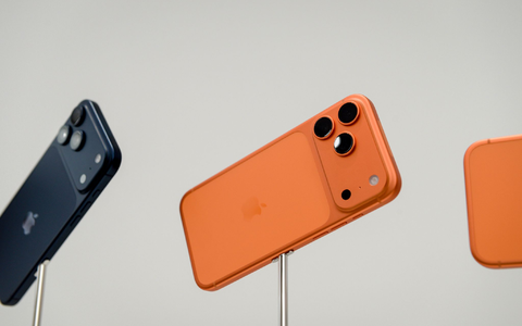 Die iPhone-17-Modellreihe hilft Apple Marktforschern zufolge, zum Smartphone-Spitzenreiter zu werden. (Archivbild) - Foto: Andrej Sokolow/dpa/dpa-tmn