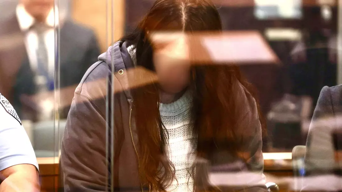 Die Angeklagte tritt ihre Haftstrafe in einer psychiatrischen Einrichtung an. (Archivbild) - Bild: Lawrence Smith/Pool Stuff/AP/dpa