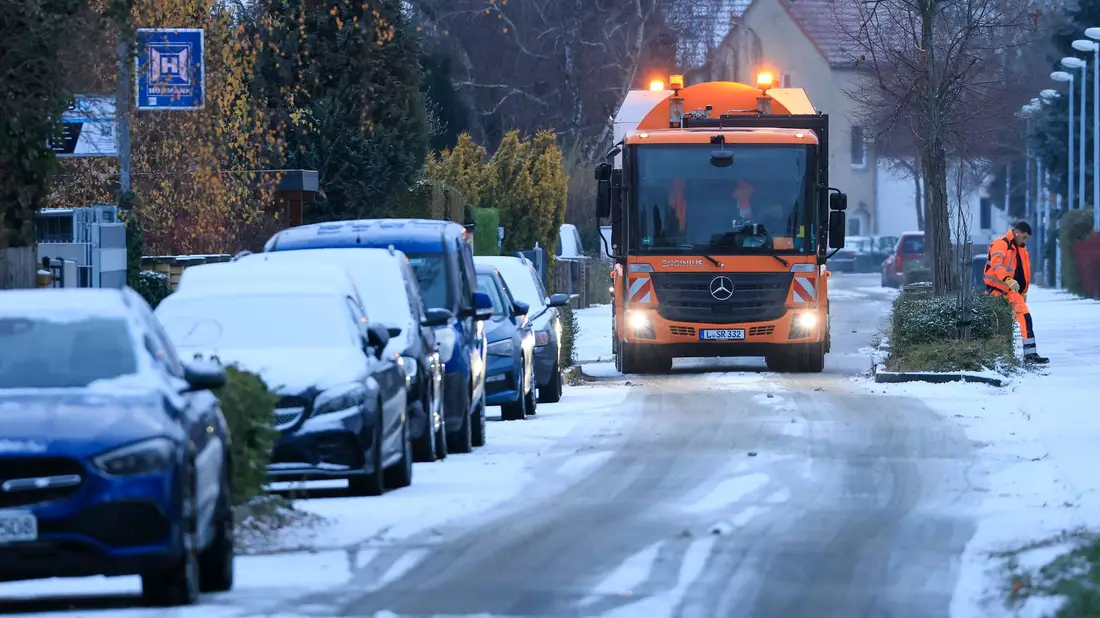 In Ostdeutschland kommt es am Mittwoch weiterhin in einigen Regionen zu Schnee, Frost und Glätte.  - Bild: Jan Woitas/dpa