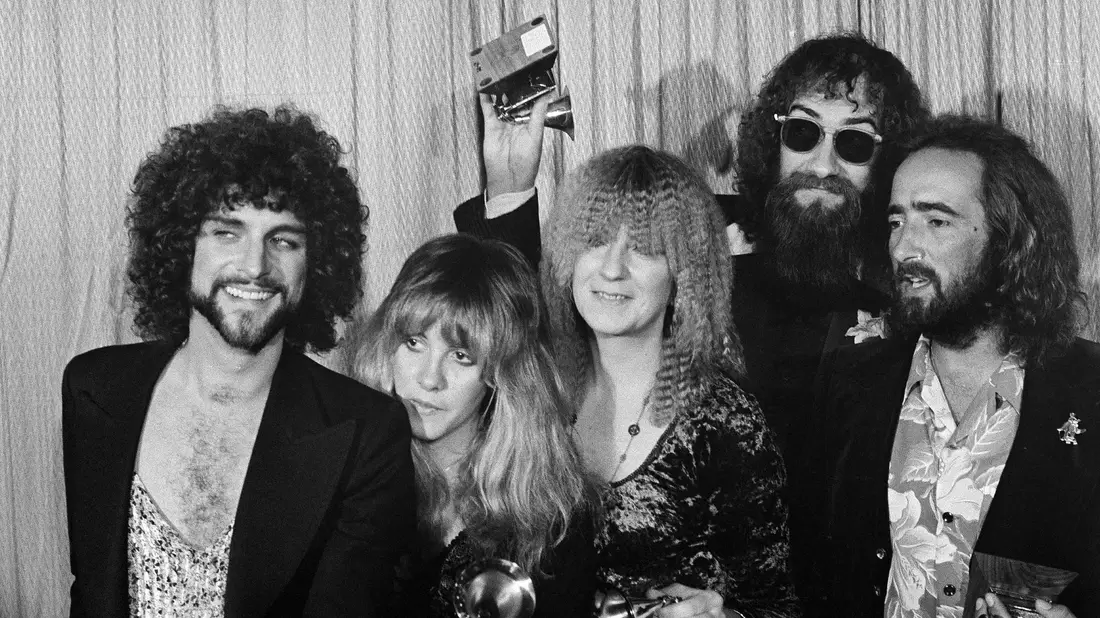 1978 erhielten John McVie (r) und Fleetwood Mac den Grammy in der Kategorie Album des Jahres für «Rumours». (Archivbild) - Bild: Richard Drew/AP/dpa
