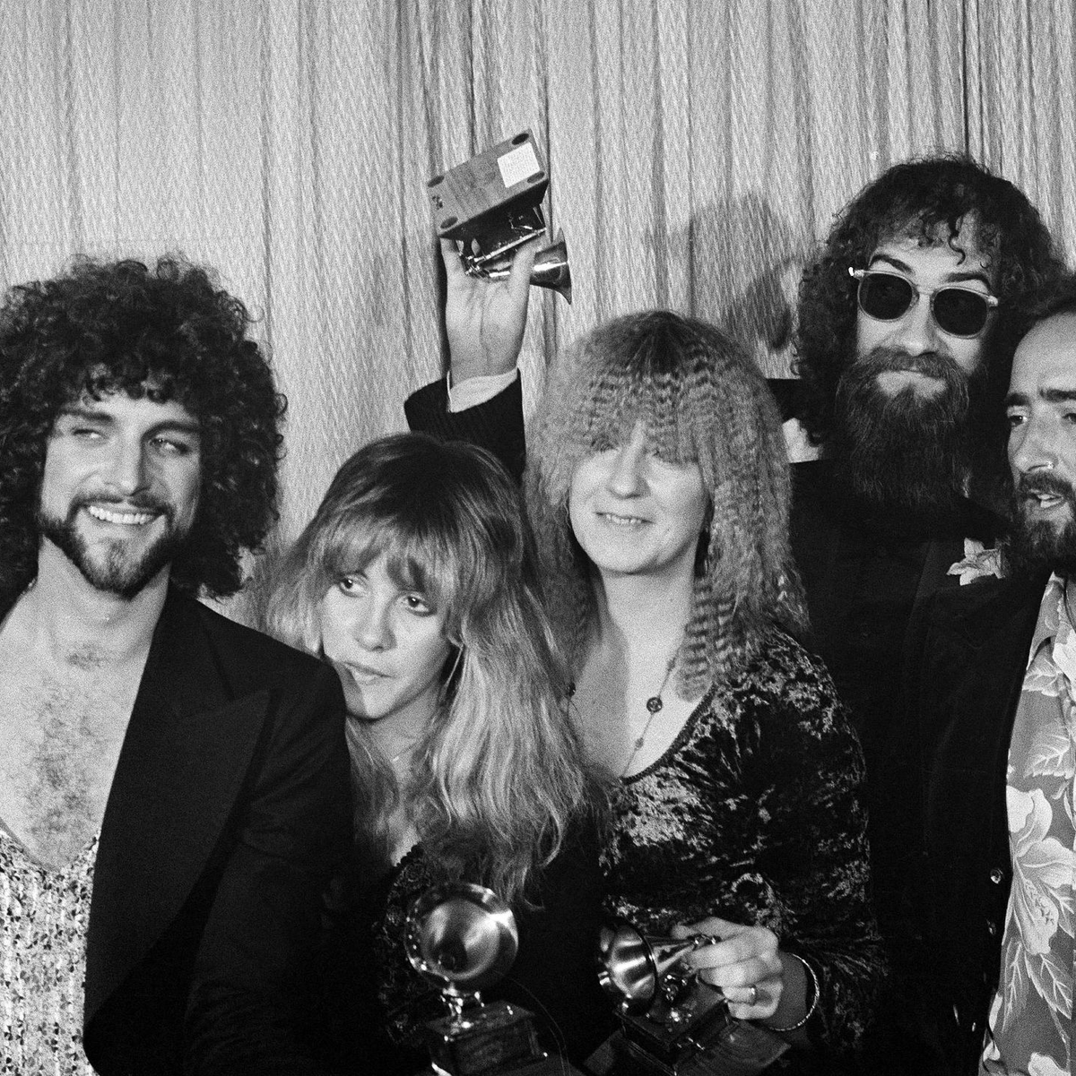 1978 erhielten John McVie (r) und Fleetwood Mac den Grammy in der Kategorie Album des Jahres für «Rumours». (Archivbild) - Foto: Richard Drew/AP/dpa