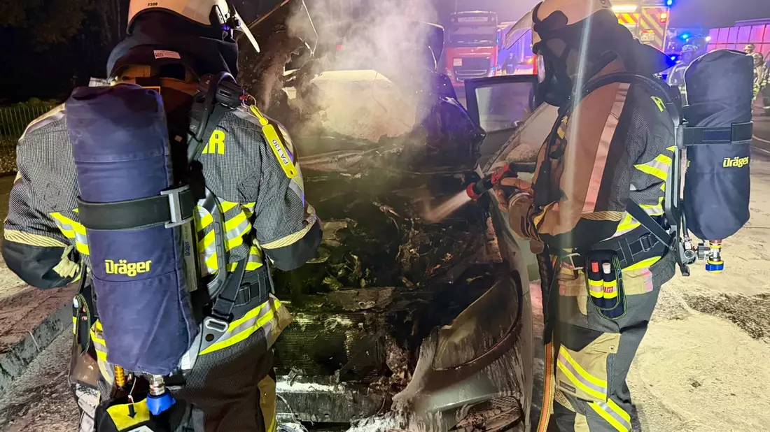 FW Hünxe: Brand an Tankstelle - Feuerwehreinsatz auf Rastplatz - Bild: presseportal.de