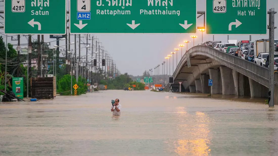 Hunderttausende sind in Südthailand auf der Flucht vor dem Hochwasser. - Bild: -/XinHua/dpa