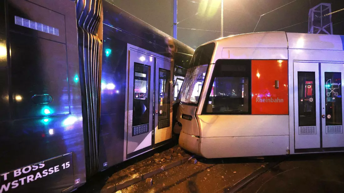Die Straßenbahn entgleiste. - Bild: David Young/dpa