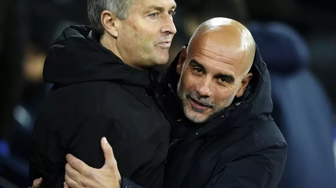 Manchester Citys Trainer Pep Guardiola (r) umarmt Bayer Leverkusens Cheftrainer Kasper Hjulmand vor dem Spiel.  - Bild: Nick Potts/PA Wire/dpa