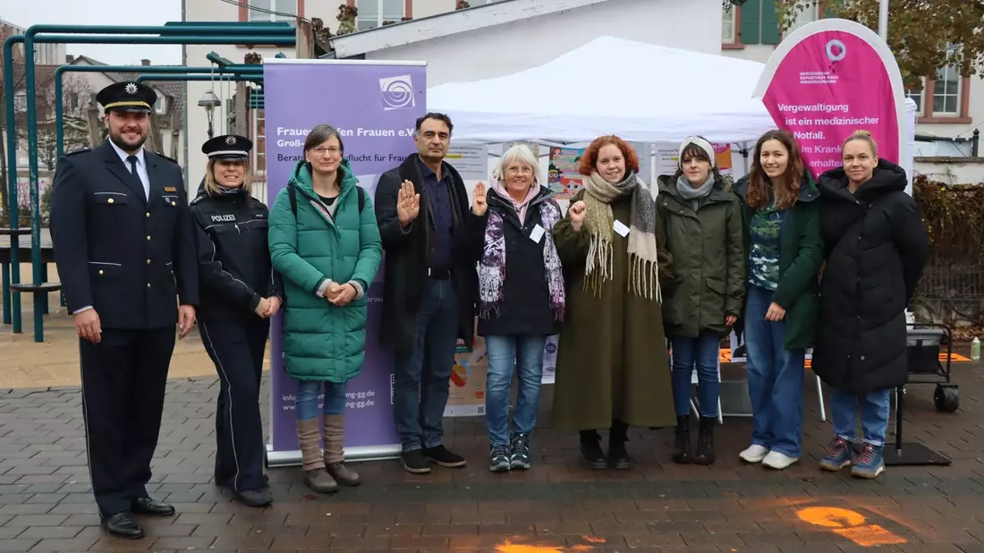 POL-DA: Groß-Gerau: Internationaler Tag gegen Gewalt an Frauen und Mädchen/Aktion Ein Schuhabdruck - ein Femizid auf dem Marktplatz - Bild: presseportal.de