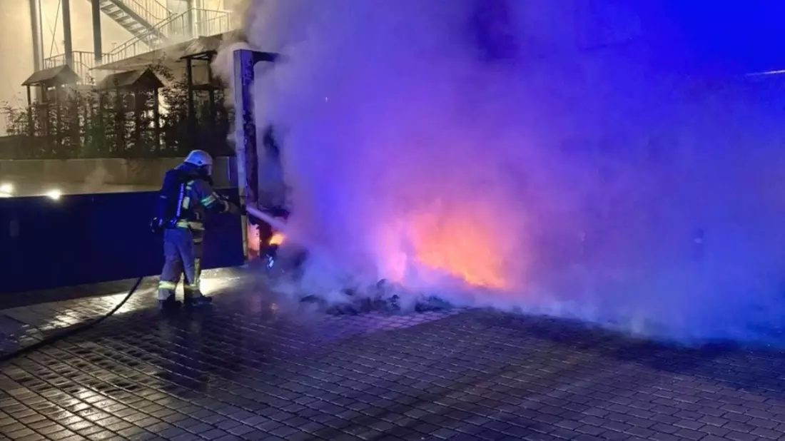 FW-RE: Brand mehrerer Mülltonnen in der Recklinghäuser Innenstadt - Bild: presseportal.de