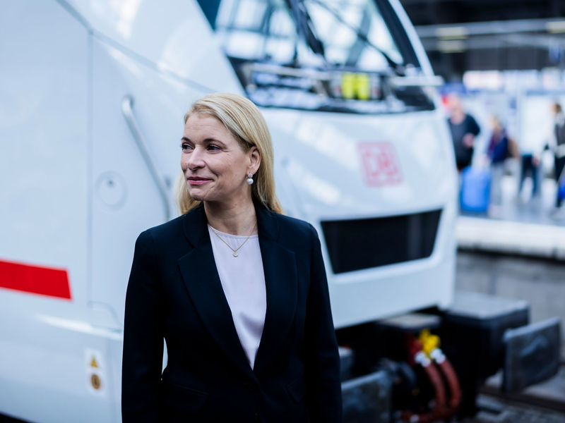 Zu Weihnachten wird «alles rollen, was rollen kann», sagt Bahn-Chefin Evelyn Palla mit Blick auf den Einsatz aller verfügbaren Züge. - Foto: Christoph Soeder/dpa