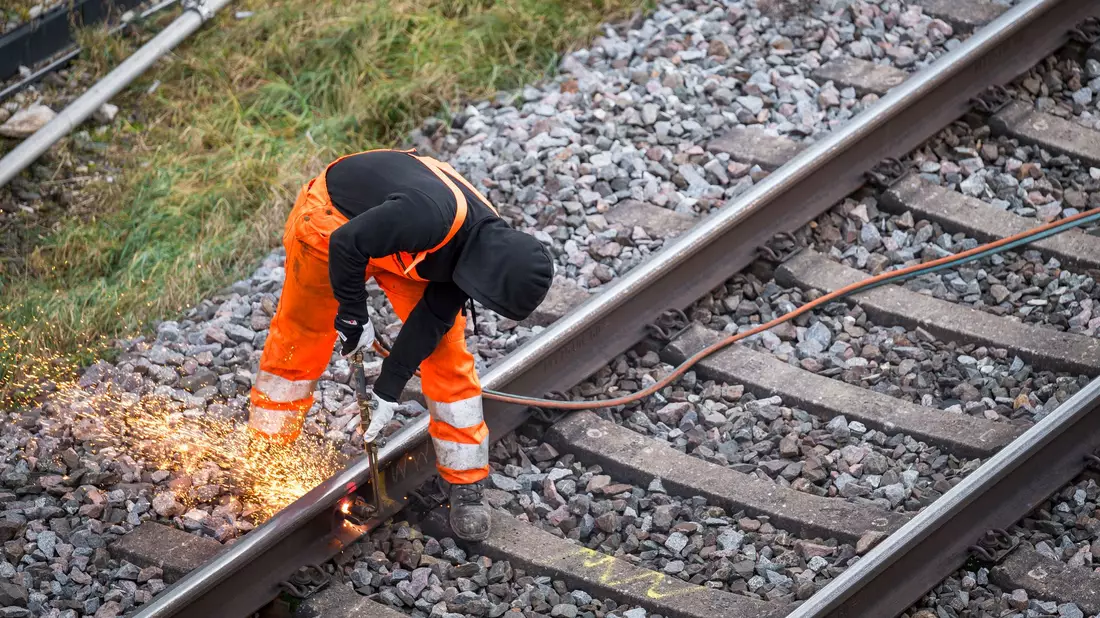 Die Zahl der Bahn-Baustellen soll 2026 von derzeit rund 26.000 auf etwa 28.000 steigen. - Bild: Daniel Vogl/dpa