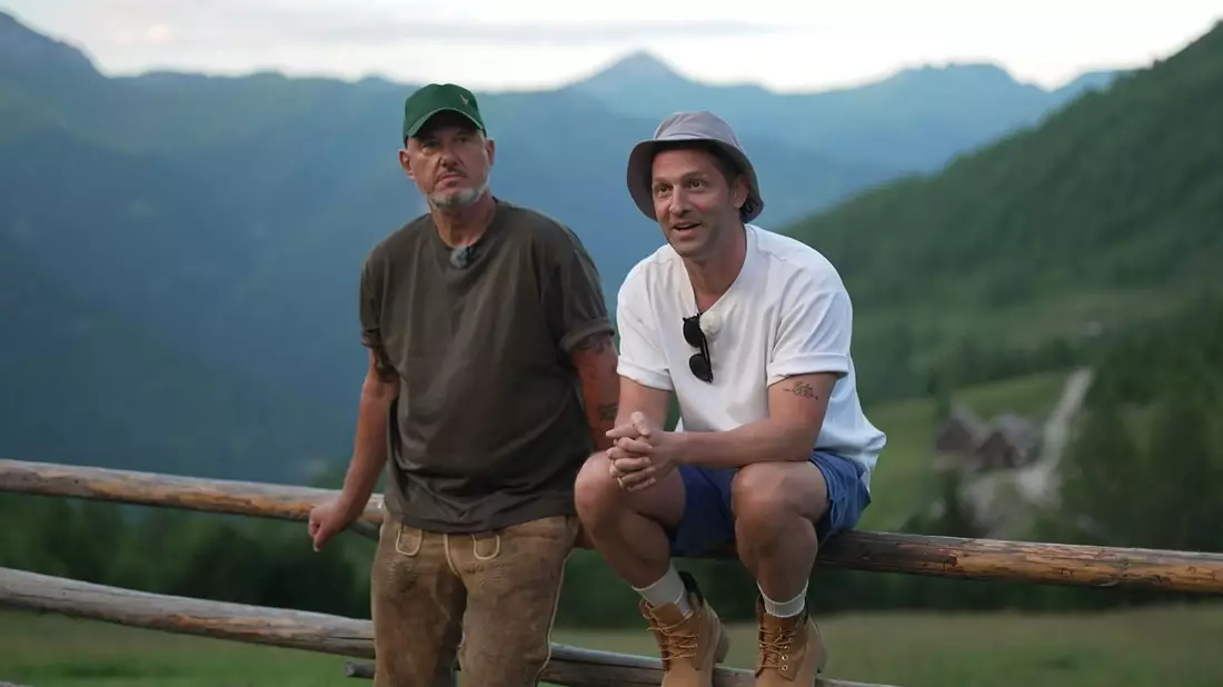 Die beiden TV-Köche sind ab Donnerstag (20.15 Uhr) in ihrem neuen Doku-Format «Rosin & Kumptner: Mission Mittendrin!» auf Kabel Eins zu sehen. - Bild: -/Joyn/dpa