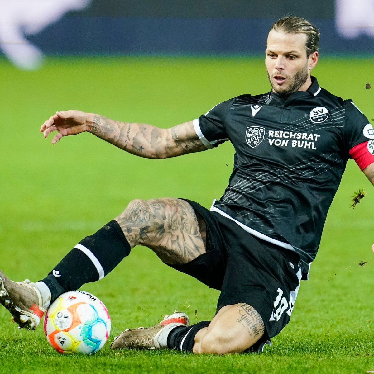 Als Profi ein Führungsspieler: Dennis Diekmeier. (Archivbild) - Foto: Uwe Anspach/dpa