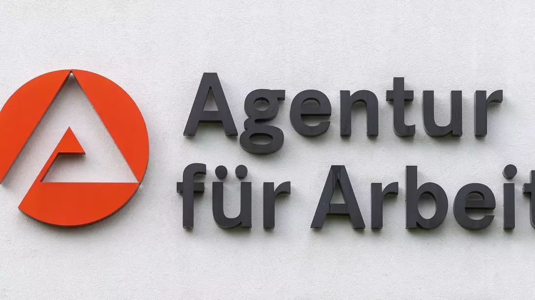 Kurz vor Veröffentlichung der Arbeitsmarktdaten am Freitag gibt es unterschiedliche Prognosen für die Beschäftigung. (Archivbild) - Bild: Hendrik Schmidt/dpa-Zentralbild/dpa