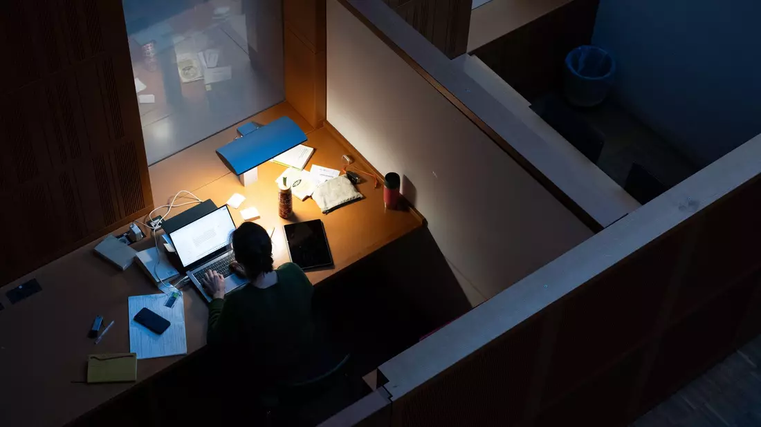 58 Prozent fühlen sich durch Schule, Studium oder den Beruf gestresst. (Symbolbild) - Bild: Sebastian Kahnert/dpa