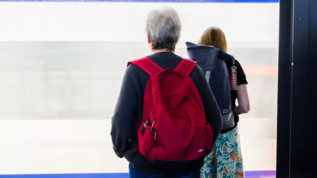 Viele Menschen sind auch im Rentenalter noch aktiv auf dem Arbeitsmarkt. (Symbolbild) - Bild: Julian Stratenschulte/dpa