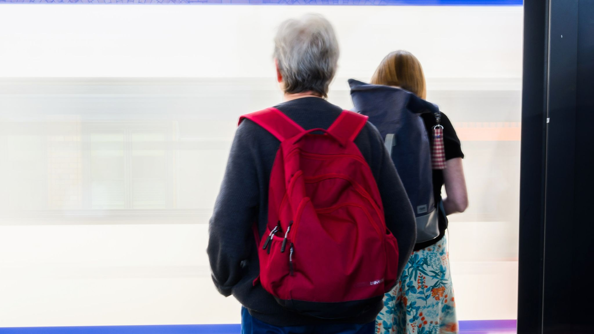 Viele Menschen sind auch im Rentenalter noch aktiv auf dem Arbeitsmarkt. (Symbolbild) - Foto: Julian Stratenschulte/dpa