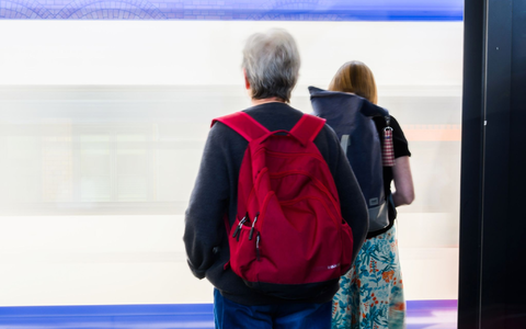 Viele Menschen sind auch im Rentenalter noch aktiv auf dem Arbeitsmarkt. (Symbolbild) - Foto: Julian Stratenschulte/dpa