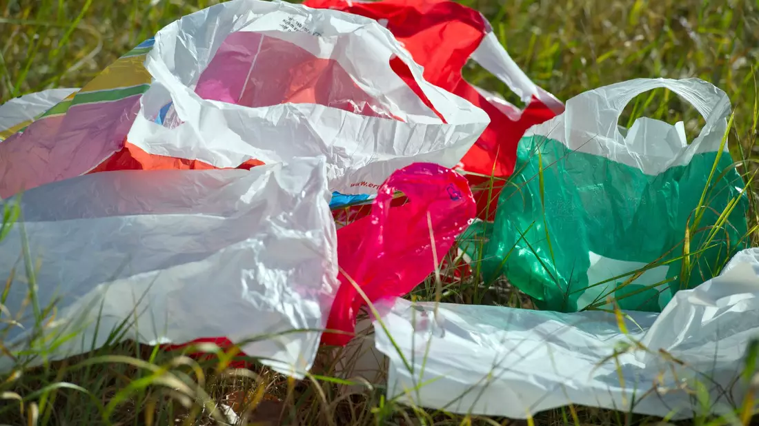 Plastiktüten wie diese sind inzwischen nicht mehr an Deutschlands Supermarkt-Kassen zu bekommen. (Archivbild) - Bild: picture alliance / ZB
