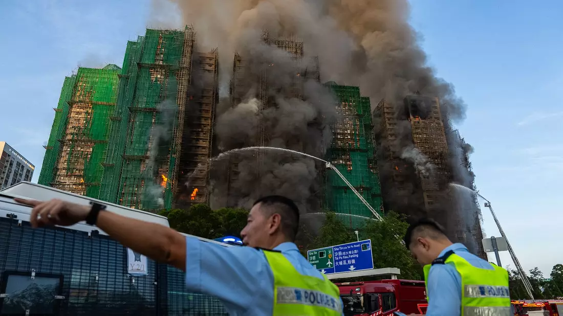Das Feuer breitete sich an Bambusgerüsten und auch im Innenraum der Hochhäuser aus. - Bild: Chan Long Hei/AP/dpa
