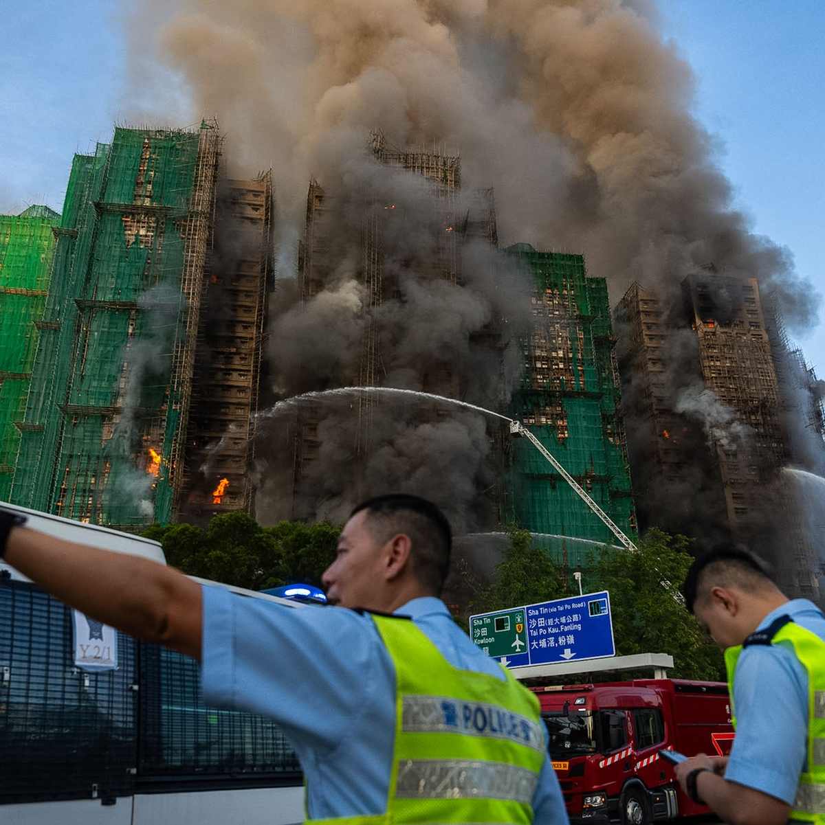 Bambus-Gerüste haben den Brand wohl beschleunigt.  - Foto: Chan Long Hei/AP/dpa