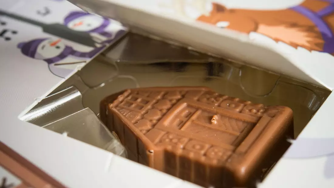 In vielen Adventskalendern steckt Schokolade - und die ist deutlich teurer geworden. (Symbolbild) - Bild: Patrick Pleul/dpa/dpa-tmn