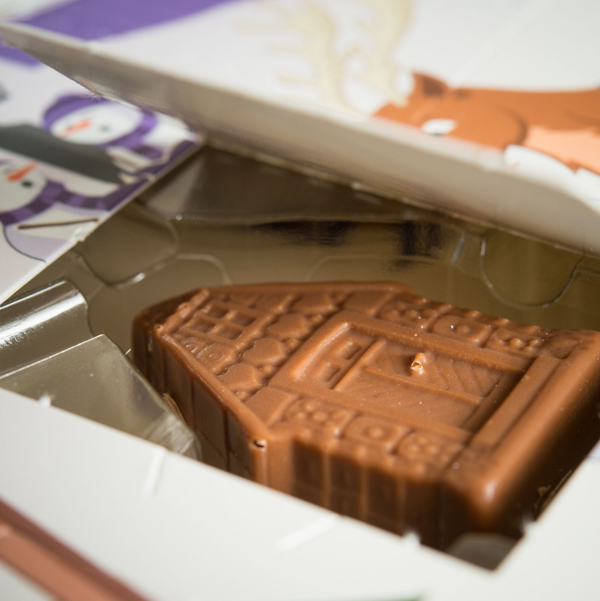 In vielen Adventskalendern steckt Schokolade - und die ist deutlich teurer geworden. (Symbolbild) - Foto: Patrick Pleul/dpa/dpa-tmn