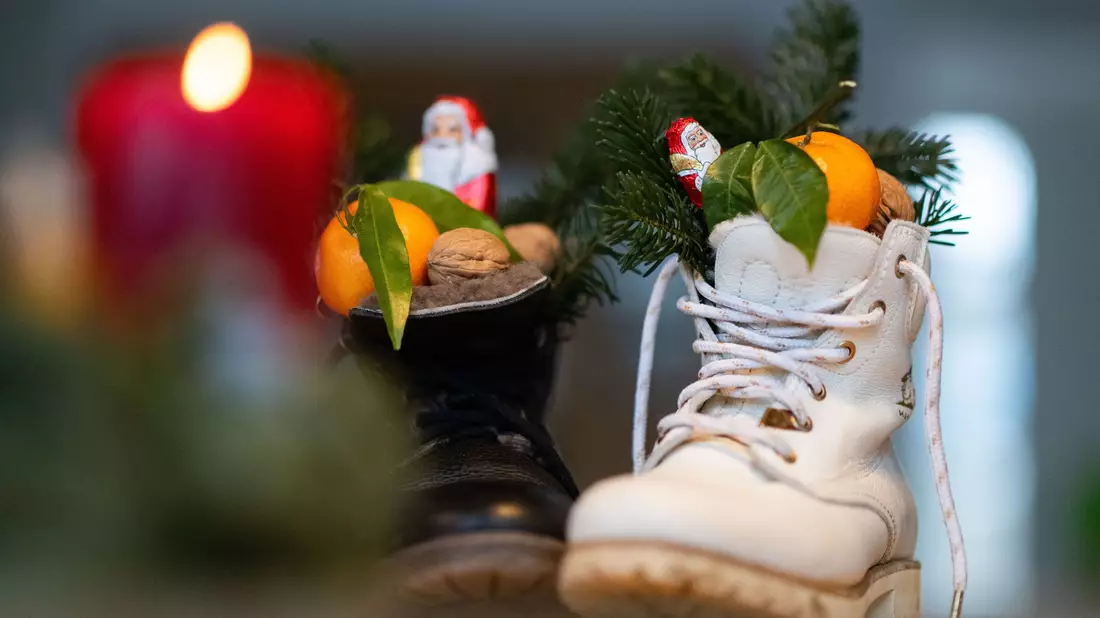 Wer Nüsse und Früchte in den Nikolausstiefel packt, kommt teilweise günstiger weg. (Symbolbild) - Bild: Marijan Murat/dpa