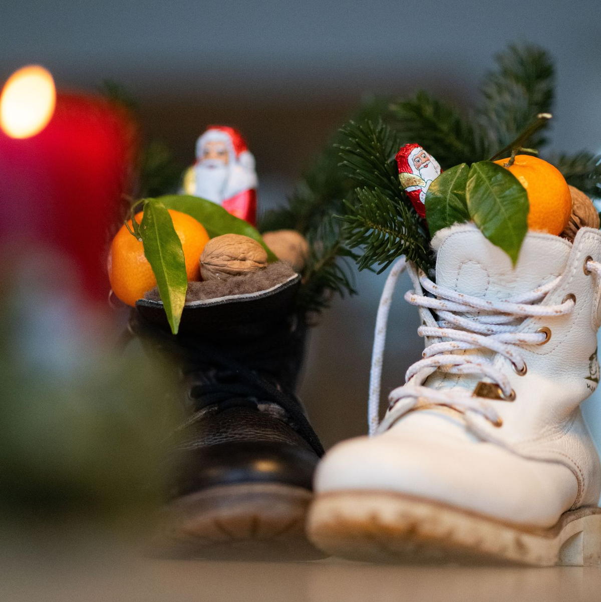 Wer Nüsse und Früchte in den Nikolausstiefel packt, kommt teilweise günstiger weg. (Symbolbild) - Foto: Marijan Murat/dpa