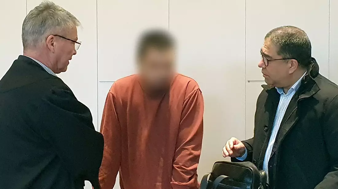 Der Mann gestand die Tötung seiner Vorgesetzten in Krefeld.  - Bild: Martin Höke/dpa