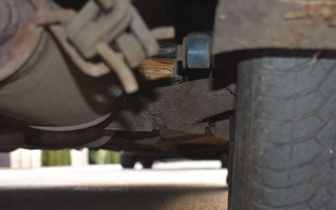 POL-OS: Bramsche: Holzklotz als Reparatur im Fahrzeugbau - Polizei stoppt mangelhaft instandgesetzten Renault - Foto: presseportal.de