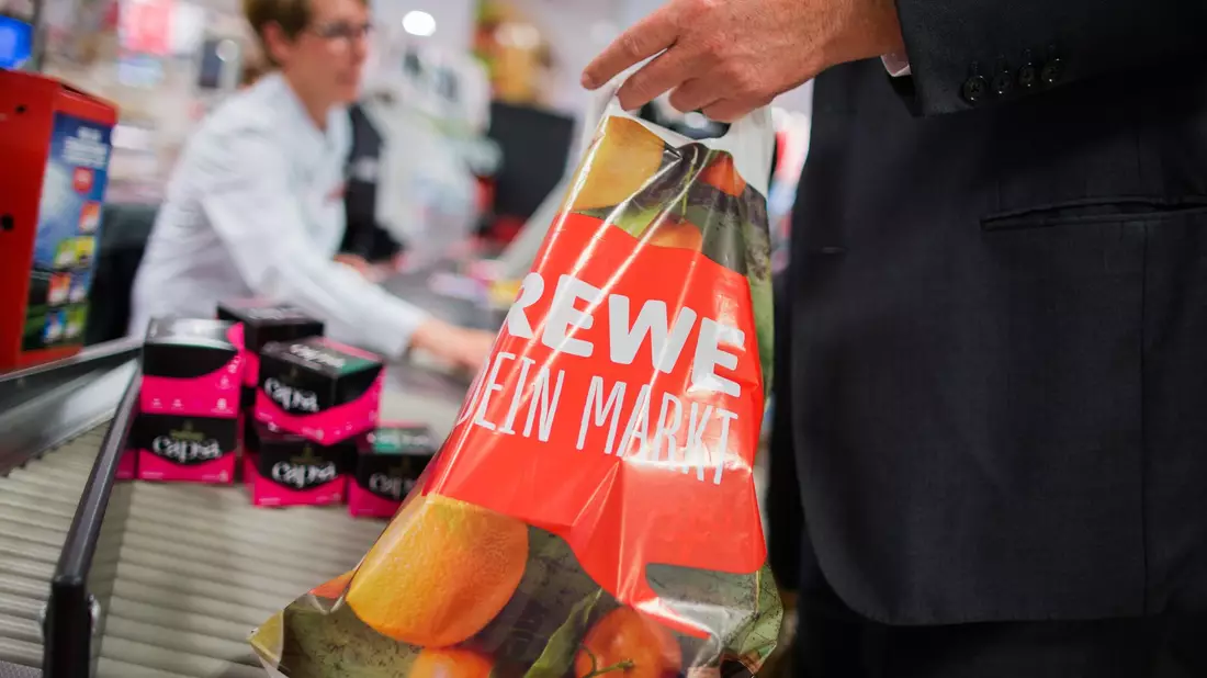 Seit Mitte 2016 gibt es das nicht mehr: Plastiktüten an der Rewe-Kasse. - Bild: picture alliance / dpa