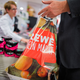 Seit Mitte 2016 gibt es das nicht mehr: Plastiktüten an der Rewe-Kasse. - Foto: picture alliance / dpa