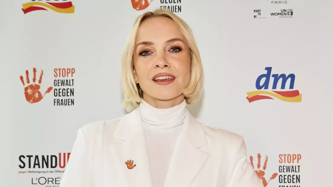 Gemeinsam Haltung zeigen: L'Oréal Paris, UN Women und dm setzen ein Zeichen gegen Gewalt an Frauen und Mädchen und engagieren sich für mehr Zivilcourage - Bild: presseportal.de