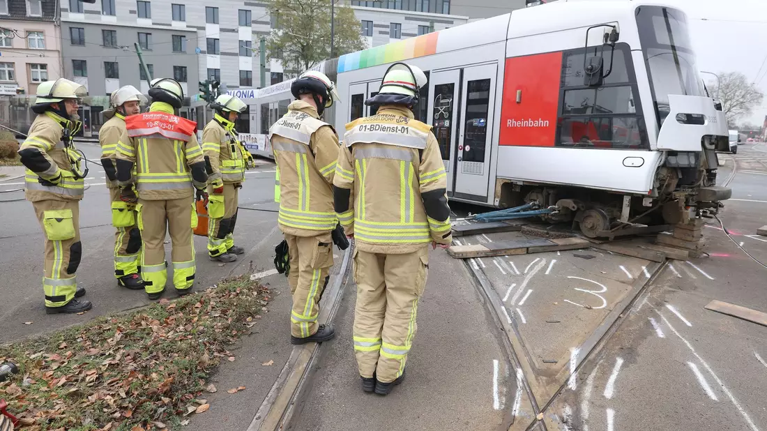 Nach der Entgleisung wurde ein Schwerlastkran angefordert. - Bild: David Young/dpa
