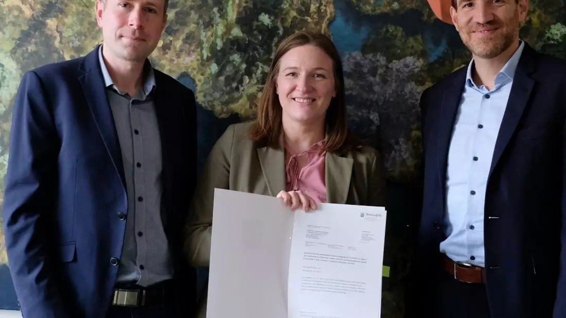 Jugendministerin Katharina Binz stärkt gemeinsam mit der FSK den Jugendmedienschutz und erkennt erstes KI-gestütztes Bewertungssystem für Streaminginhalte an - Bild: presseportal.de