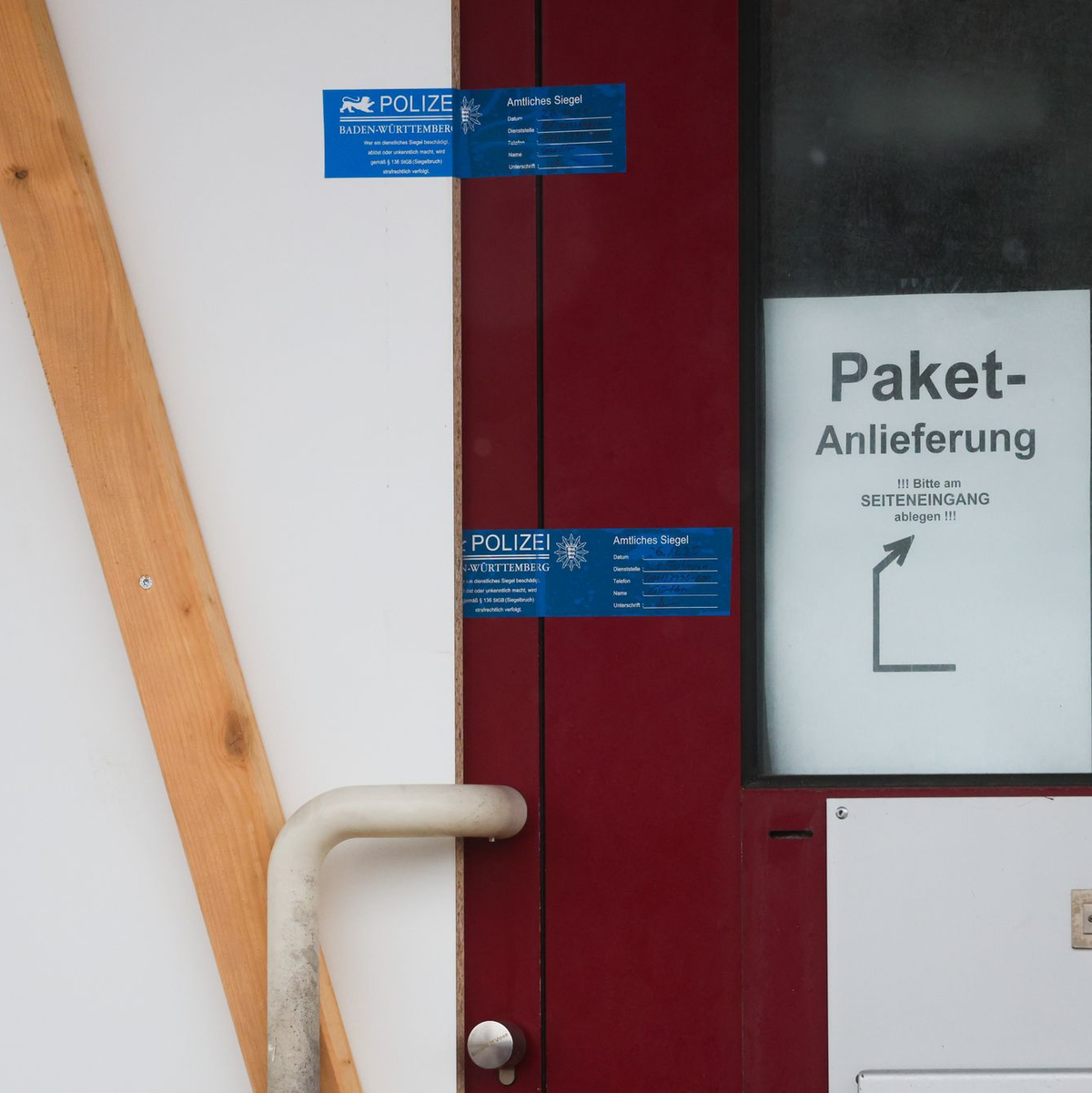 Ein Polizeisiegel sperrt einen Tatort in einer Firma in St. Johann in Baden-Württemberg ab. - Foto: Christoph Schmidt/dpa