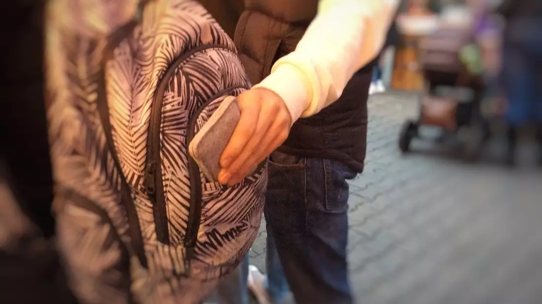 POL-PPWP: Sicher durch die Weihnachtszeit - wie man sich wirksam vor Taschendieben schützen kann - Bild: presseportal.de