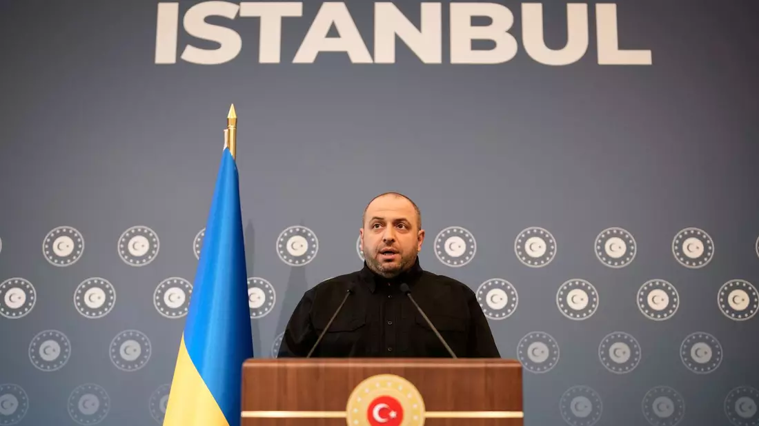 Ex-Verteidigungsminister Rustem Umjerow ist einer der Hauptunterhändler von Kiew und wurde jetzt als Zeuge in einem Schmiergeldskandal vernommen. (Archivbild) - Bild: Emrah Gurel/AP/dpa