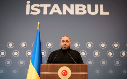 Ex-Verteidigungsminister Rustem Umjerow ist einer der Hauptunterhändler von Kiew und wurde jetzt als Zeuge in einem Schmiergeldskandal vernommen. (Archivbild) - Foto: Emrah Gurel/AP/dpa