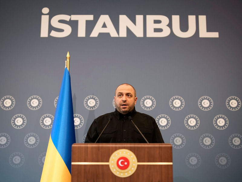 Ex-Verteidigungsminister Rustem Umjerow ist einer der Hauptunterhändler von Kiew und wurde jetzt als Zeuge in einem Schmiergeldskandal vernommen. (Archivbild) - Foto: Emrah Gurel/AP/dpa