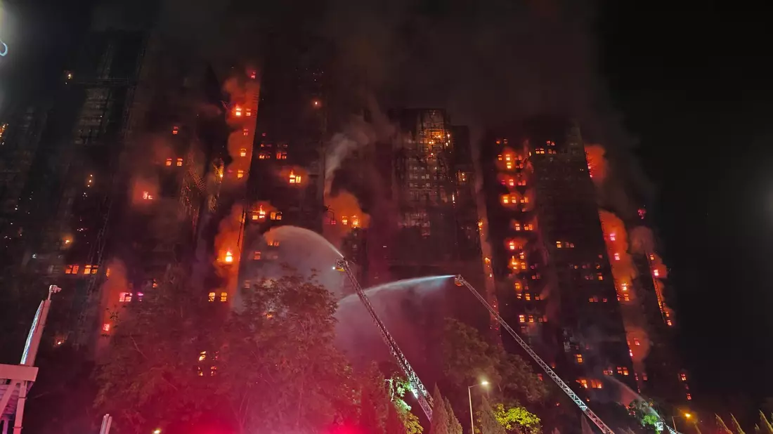 Auch ein Feuerwehrmann verlor bei dem Einsatz sein Leben.  - Bild: Chen Duo/XinHua/dpa