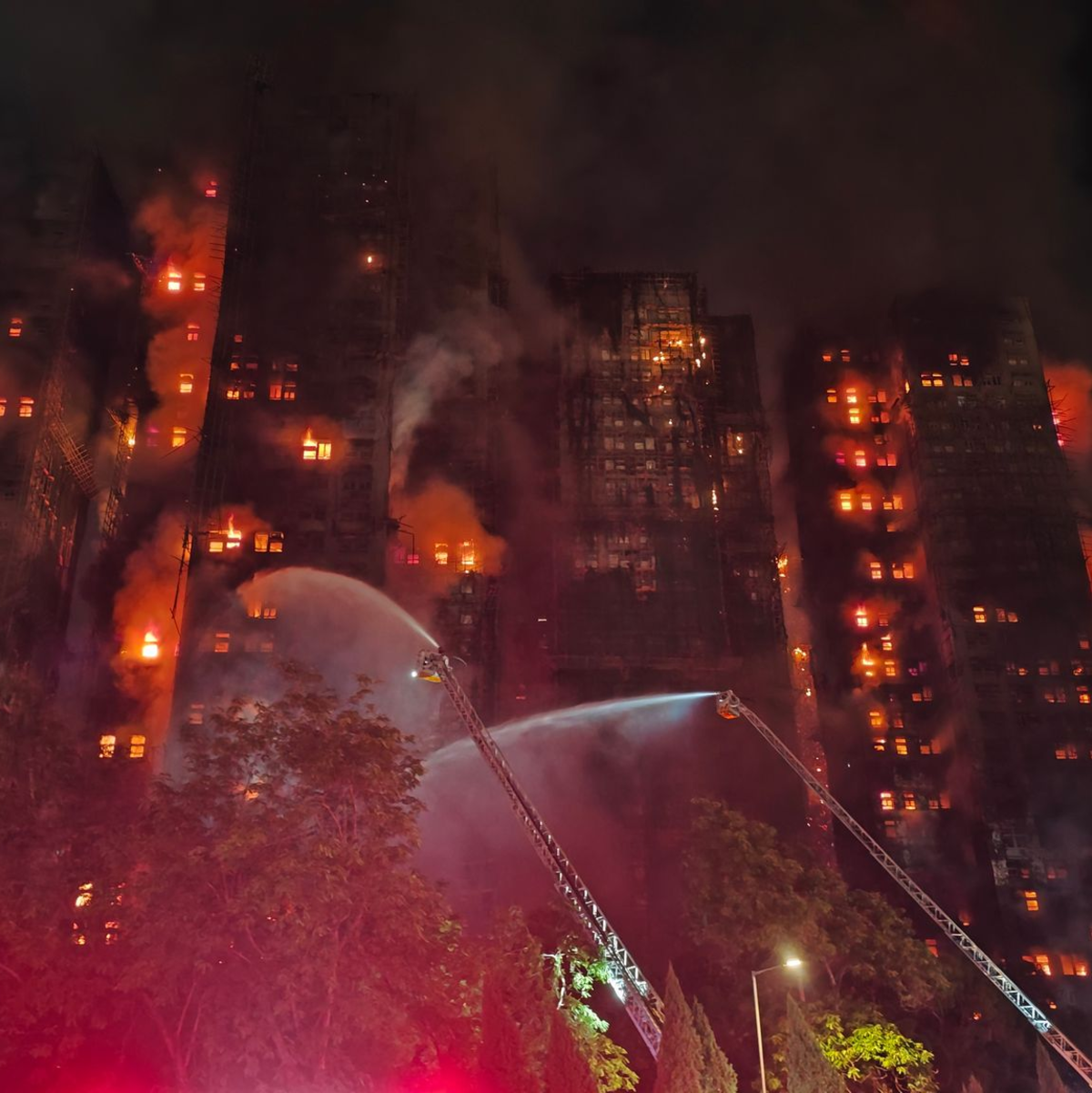 Die Flammen hatten sich über das Bambusgerüst rasant ausgebreitet.  - Foto: Chen Duo/XinHua/dpa