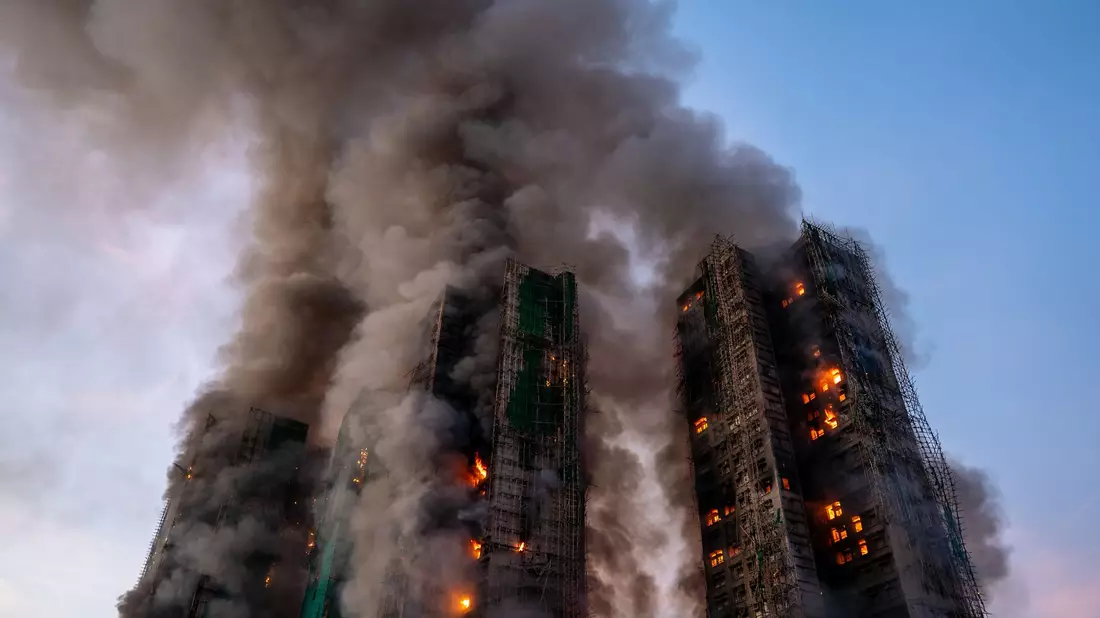 Die Feuerwehr erreichten Anrufe von eingeschlossenen Menschen - Bild: Vernon Yuen/Nexpher via ZUMA Press Wire/dpa