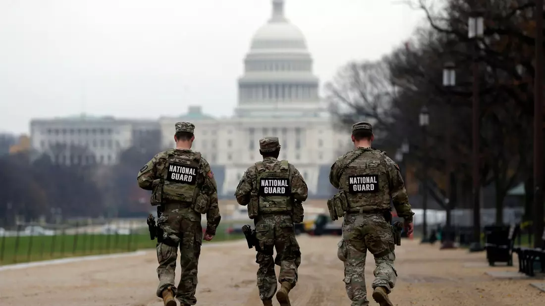 Soldaten der Nationalgarde patrouillieren in Washington. - Bild: Rahmat Gul/AP/dpa
