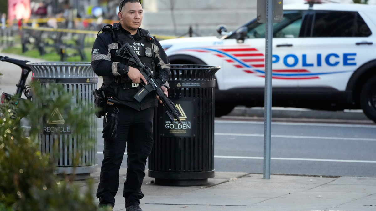 Mitten in Washington sind am Mittwochnachmittag (Ortszeit) Schüsse gefallen. - Foto: Mark Schiefelbein/AP/dpa
