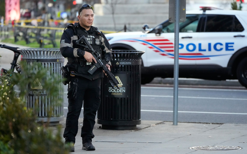 Mitten in Washington sind am Mittwochnachmittag (Ortszeit) Schüsse gefallen. - Foto: Mark Schiefelbein/AP/dpa