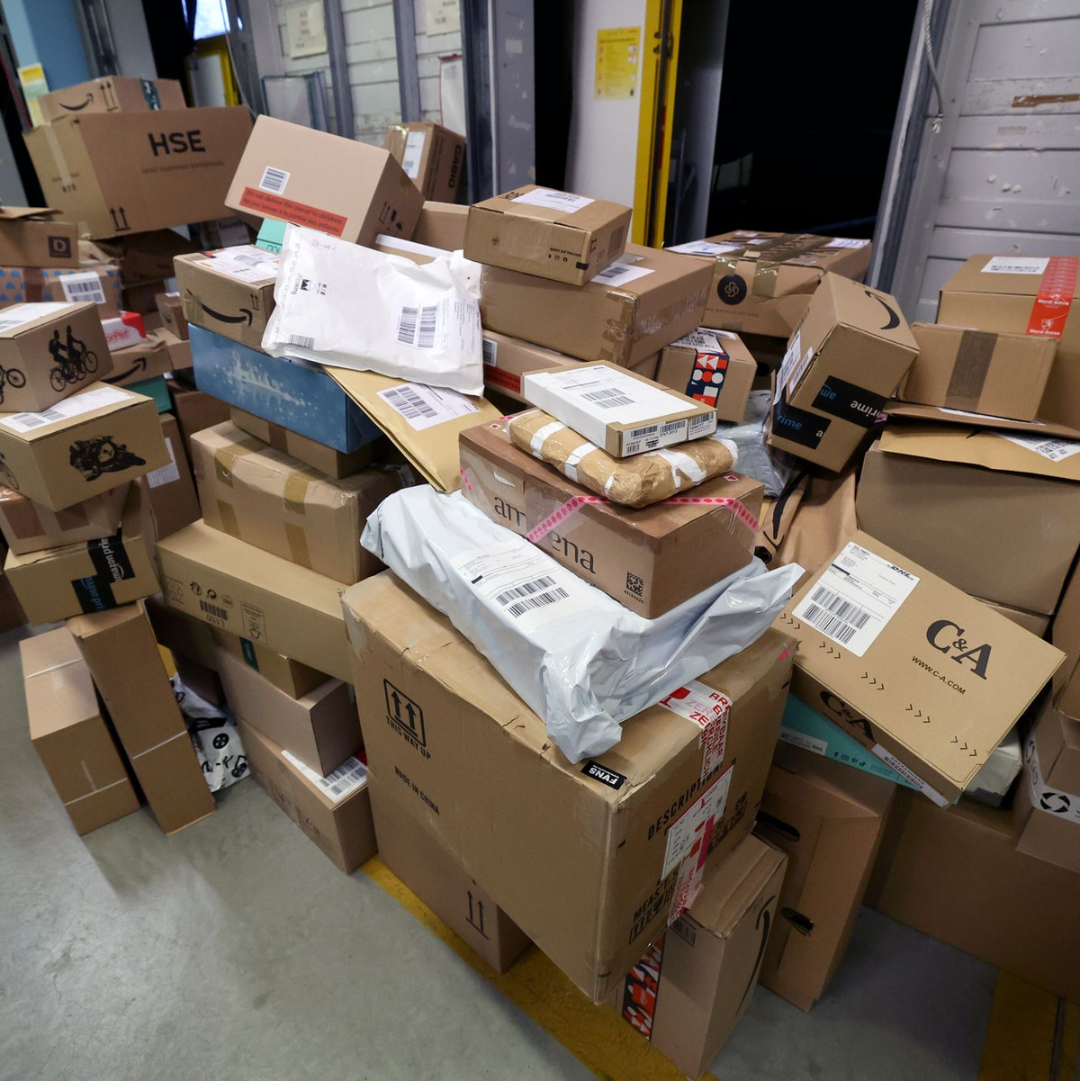 Verbraucher können Retouren in Postshops abgeben. - Foto: Bernd Wüstneck/dpa